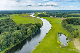 Die Landschaft entlang der Vecht an einem Sommertag mit dunklen Gewitterwolken von Sjoerd van der Wal Fotografie