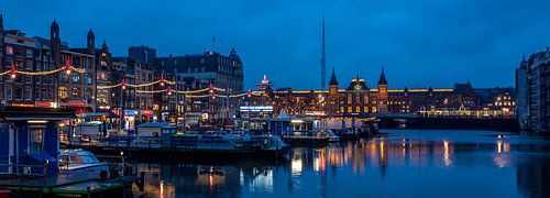 Damrak en het Centraal Station tijdens het Amsterdam Light Festival 2019