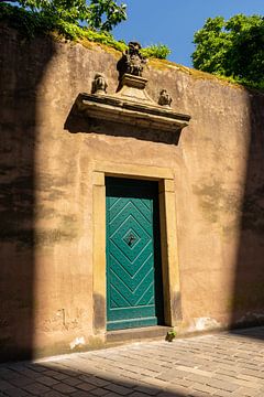 blauw groene deur gevangen in zonlicht van Aan Kant