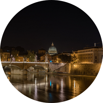 Rome en het Vaticaan 's nachts gefotografeerd. van Jaap van den Berg
