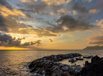 Zonsondergang over de haven van Riomaggiore van Mark Scholten