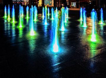 Beleuchteter Springbrunnen bei Nacht von ManfredFotos