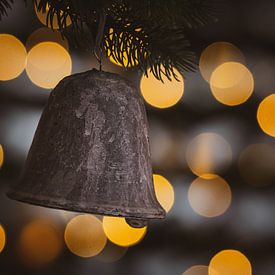 Kerstklok in kerstboom met bokeh van kerstverlichting van Mayra Fotografie