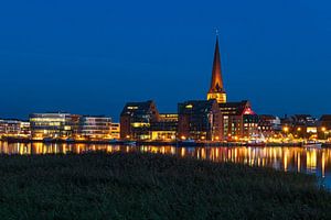 Blick über die Warnow auf die Hansestadt Rostock am Abend