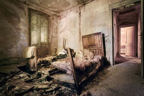 Balancement du lit dans la chambre d'hôtel.