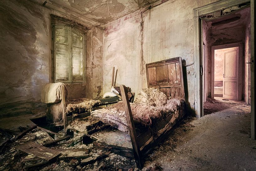 Balancement du lit dans la chambre d'hôtel. par Roman Robroek - Photos de bâtiments abandonnés