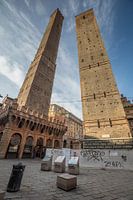 De Twee torens (two towers / Le due Torri: Garisenda e degli Asinelli ) in centrum van Bologna, Ital