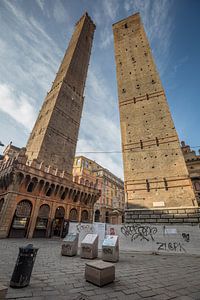 Les deux tours (Le due Torri : Garisenda e degli Asinelli) dans le centre de Bologne, en Italie.