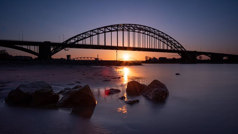 Zonsondergang Waalbrug Nijmegen van Femke Straten