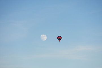 maan en luchtballon in de lucht van noa cats