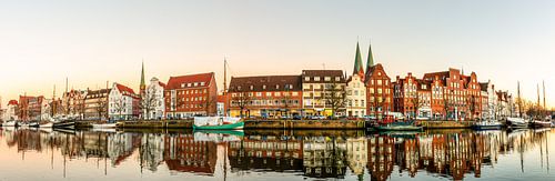 La ville hanséatique de Lübeck au crépuscule sur Werner Reins