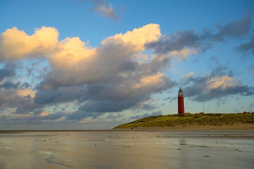 Texelse vuurtoren in de duinen tijdens een stormachtige herfstdag