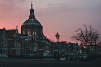 Marekerk (Leiden) bij zonsondergang
