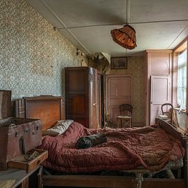 Oude slaapkamer waar zelfs de vloer verzakt. van Het Onbekende