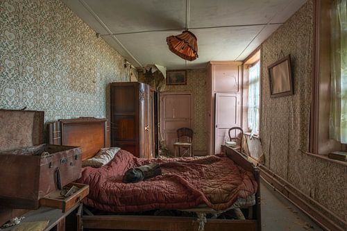 Oude slaapkamer waar zelfs de vloer verzakt.