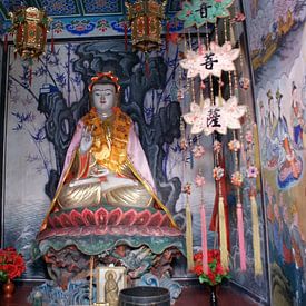 Guanyin Buddhistisch Afgodsbeeld in Niche 01 van Ben Nijhoff