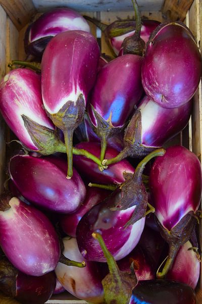 Aubergine violette aux couleurs vives dans une caisse en bois, photographiée depuis le haut. par Studio LE-gals