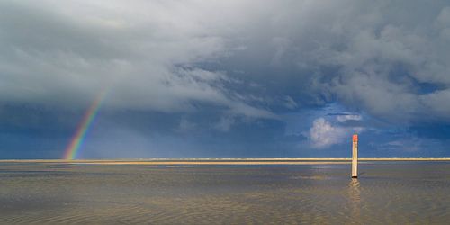 Regenboog op het strand van Texel in de Waddenzee