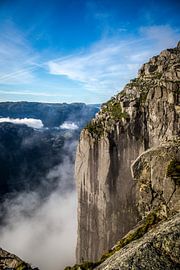 Preikestolen: Atemberaubende Steilklippe mit aufsteigenden Wolken