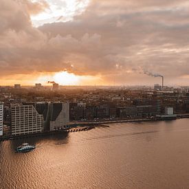 Stormy sunset over Amsterdam sur Brian Sweet