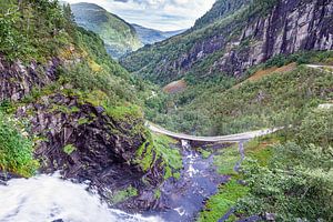 Skjervsfossen waterval bij Vossevangen in Noorwegen van Evert Jan Luchies