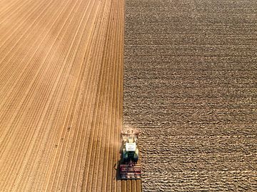Tractor bereidt de grond voor op het planten van gewassen van Sjoerd van der Wal Fotografie