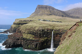 Färöer-Inseln: Mulafossur-Wasserfall von Ann Van Bergen