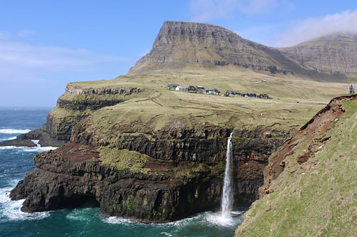 Färöer-Inseln: Mulafossur-Wasserfall