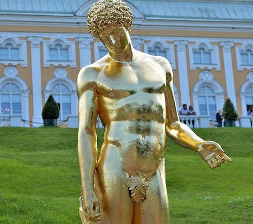 Beeld in de tuin van het Peterhof Paleis in St. Petersburg