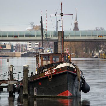 Sleepboot Poseidon afgemeerd in Zaandam van scheepskijkerhavenfotografie