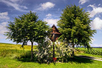 Traditionelles Feldkreuz am Wegrand von ManfredFotos