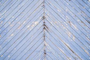 Verwitterte blaue Tür – Detail im Industrial-Grunge-Stil