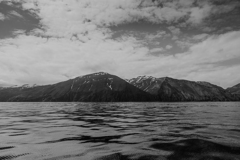 Isländischer See | Schwarze und weiße Landschaft von Floor Bogaerts