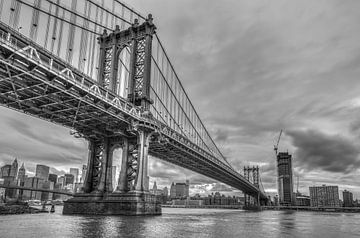 Manhattan Bridge in zwart wit van Rene Ladenius Digital Art