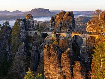 Sächsische Schweiz-Basteibrücke und Lilienstein im ersten Tageslicht