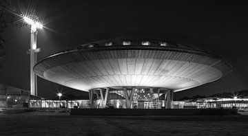 Evoluon Eindhoven, photo du soir en noir et blanc sur Maurits van Hout