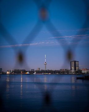 Blik op de Euromast – Rotterdam in Kader van Hendrik Karremans