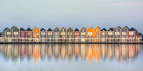 Kleurrijke huizen aan de Rietplas in Houten