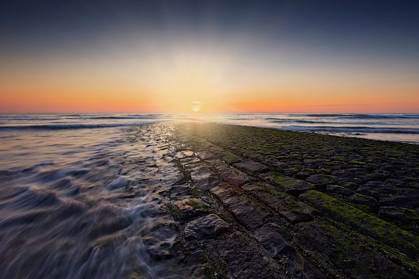 zonsondergang achter een golfbreker in de Noordzee van gaps photography