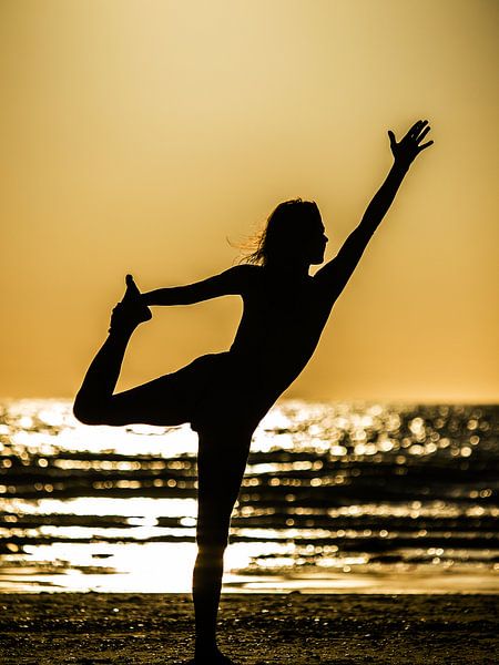 YOGA ON THE BEACH # 12 par JORG BECKER