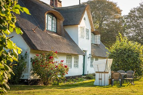 Rustplaats met strandstoel voor een rietgedekte boerderij in Keitum, Sylt