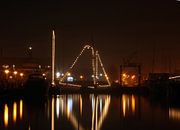 Beleuchtetes Segelboot im Hafen von Huizen in den Niederlanden bei Nacht von Eye on You Miniaturansicht