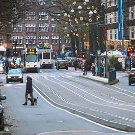 Drukke  straat in Amsterdam van Agnes Koning