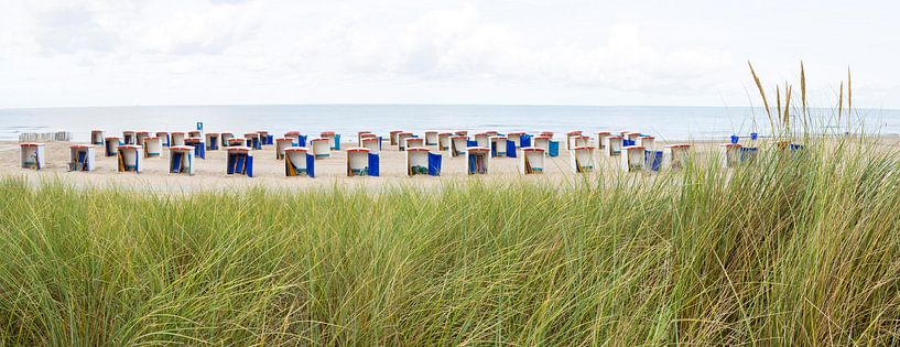 helmgras en strandhuisjes Katwijk van Arjan van Duijvenboden