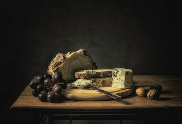 Stilleven brood, kaas en druiven van Monique van Velzen