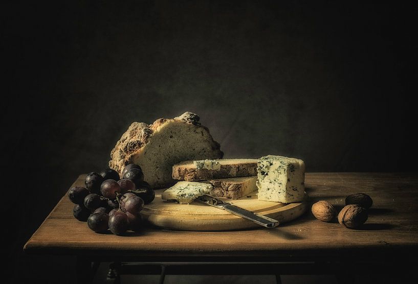 Stilleven brood, kaas en druiven van Monique van Velzen