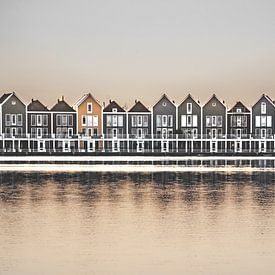 Serene rust aan een meer met houten huizen van Jan Hermsen