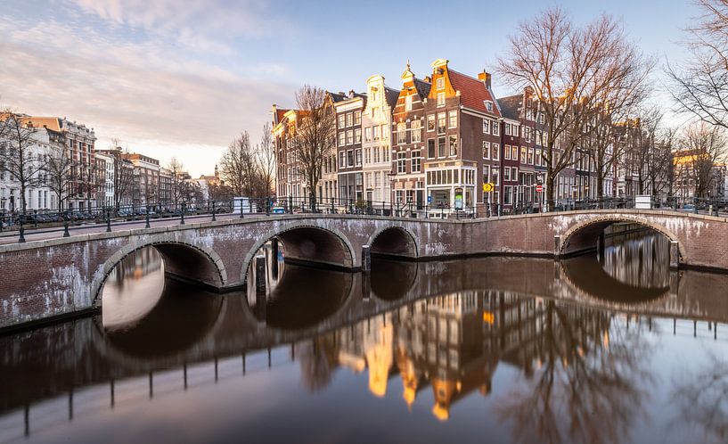 De prachtige Amsterdamse grachten tijdens het gouden uur. van Claudio Duarte