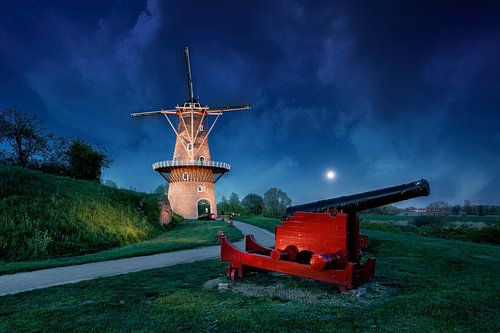 Gorinchem, vestingwal met korenmolen de Hoop