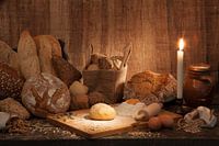 Sfeervolle plaat van diverse soorten brood